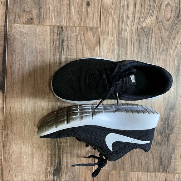 Nike TANJUN Black Mesh Lace Up
Sneakers 818382-011 Children's size 2Y - Picture 2 of 4